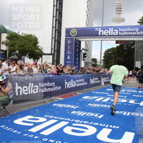 29.06.2025 - hella hamburg halbmarathon Michael Strokosch http://msf.ph/oto/8162765 29.06.2025 10:33:06 Ziel 11169, 17802, 18679 meine-sportfotos.de