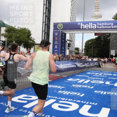 29.06.2025 - hella hamburg halbmarathon Michael Strokosch http://msf.ph/oto/8162877 29.06.2025 10:33:10 Ziel 1910, 6473, 11169, 14276, 17802 meine-sportfotos.de