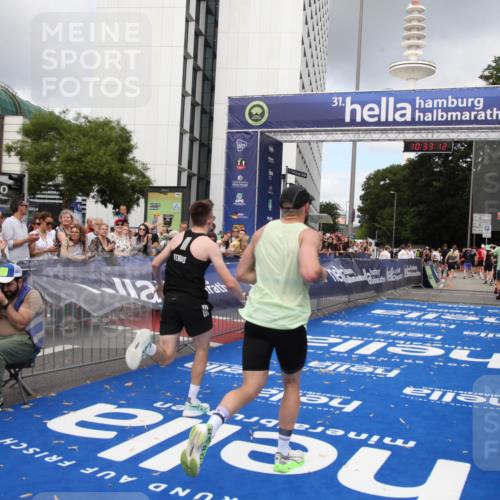 29.06.2025 - hella hamburg halbmarathon Michael Strokosch http://msf.ph/oto/8162886 29.06.2025 10:33:10 Ziel 1910, 6473, 11169, 14276, 17802 meine-sportfotos.de