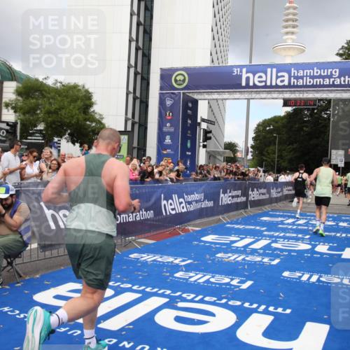 29.06.2025 - hella hamburg halbmarathon Michael Strokosch http://msf.ph/oto/8162983 29.06.2025 10:33:13 Ziel 1910, 6473, 14276, 17802 meine-sportfotos.de