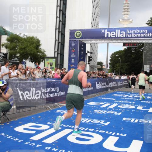 29.06.2025 - hella hamburg halbmarathon Michael Strokosch http://msf.ph/oto/8163003 29.06.2025 10:33:13 Ziel 1910, 6473, 14276, 17802 meine-sportfotos.de