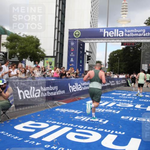 29.06.2025 - hella hamburg halbmarathon Michael Strokosch http://msf.ph/oto/8163019 29.06.2025 10:33:13 Ziel 1910, 6473, 14276, 17802 meine-sportfotos.de