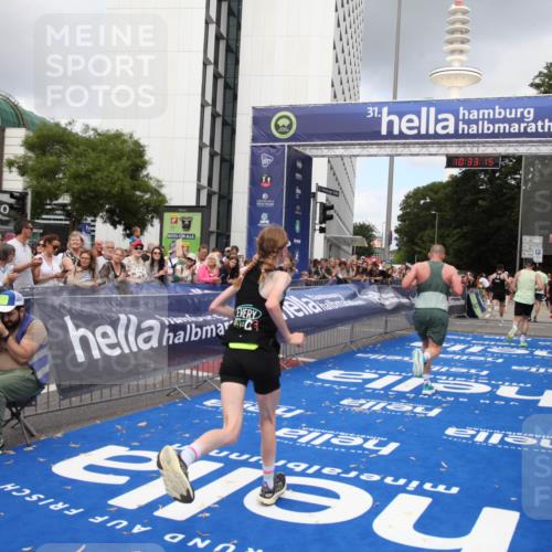 29.06.2025 - hella hamburg halbmarathon Michael Strokosch http://msf.ph/oto/8163051 29.06.2025 10:33:14 Ziel 1910, 6473, 14276, 17802 meine-sportfotos.de
