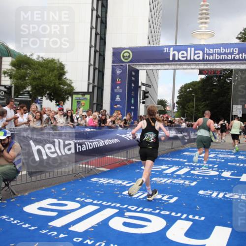 29.06.2025 - hella hamburg halbmarathon Michael Strokosch http://msf.ph/oto/8163064 29.06.2025 10:33:14 Ziel 1910, 6473, 14276, 17802 meine-sportfotos.de