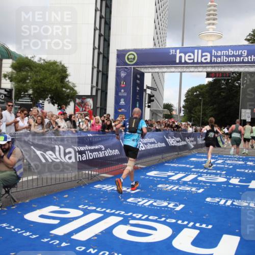 29.06.2025 - hella hamburg halbmarathon Michael Strokosch http://msf.ph/oto/8163111 29.06.2025 10:33:16 Ziel 1910, 6473, 9047, 14167, 14276, 17175, 18455 meine-sportfotos.de