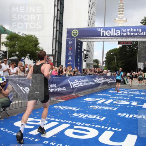 29.06.2025 - hella hamburg halbmarathon Michael Strokosch http://msf.ph/oto/8163203 29.06.2025 10:33:18 Ziel 1910, 1959, 6473, 7723, 9047, 14167, 17175, 18455 meine-sportfotos.de