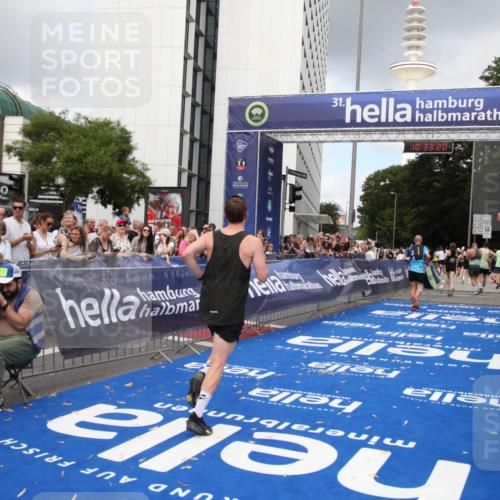 29.06.2025 - hella hamburg halbmarathon Michael Strokosch http://msf.ph/oto/8163233 29.06.2025 10:33:18 Ziel 1910, 1959, 6473, 7723, 9047, 14167, 17175, 18455 meine-sportfotos.de