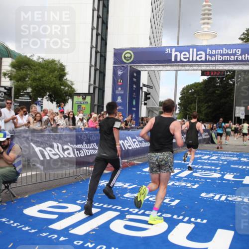 29.06.2025 - hella hamburg halbmarathon Michael Strokosch http://msf.ph/oto/8163242 29.06.2025 10:33:20 Ziel 1959, 4679, 7723, 9047, 14167, 16881, 17175, 18455 meine-sportfotos.de
