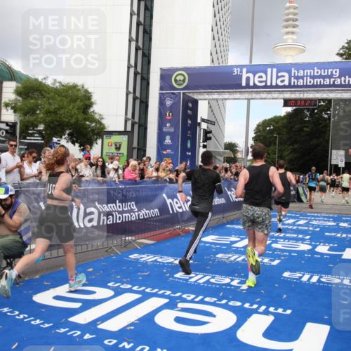 29.06.2025 - hella hamburg halbmarathon Michael Strokosch http://msf.ph/oto/8163266 29.06.2025 10:33:20 Ziel 1959, 4679, 7723, 9047, 14167, 16881, 17175, 18455 meine-sportfotos.de