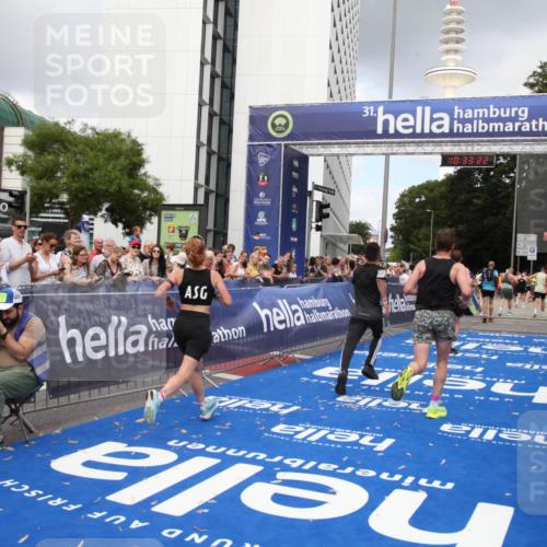 29.06.2025 - hella hamburg halbmarathon Michael Strokosch http://msf.ph/oto/8163279 29.06.2025 10:33:21 Ziel 1959, 4679, 7723, 9047, 14167, 16881, 17175, 18455 meine-sportfotos.de