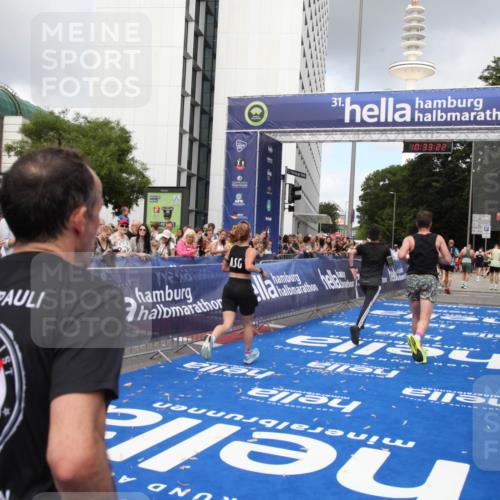 29.06.2025 - hella hamburg halbmarathon Michael Strokosch http://msf.ph/oto/8163294 29.06.2025 10:33:21 Ziel 1959, 4679, 7723, 9047, 14167, 16881, 17175, 18455 meine-sportfotos.de