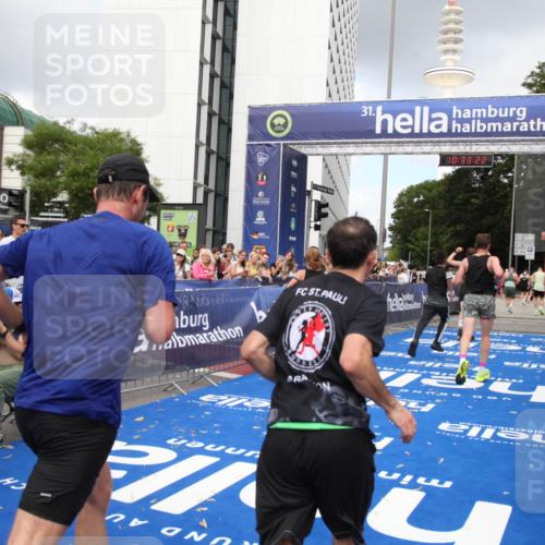29.06.2025 - hella hamburg halbmarathon Michael Strokosch http://msf.ph/oto/8163315 29.06.2025 10:33:21 Ziel 1959, 4679, 7723, 9047, 14167, 16881, 17175, 18455 meine-sportfotos.de