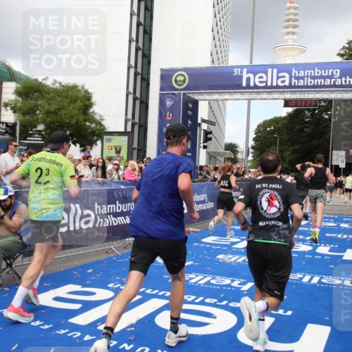 29.06.2025 - hella hamburg halbmarathon Michael Strokosch http://msf.ph/oto/8163339 29.06.2025 10:33:22 Ziel 1959, 4679, 7723, 9047, 14167, 16881, 17175, 18455 meine-sportfotos.de