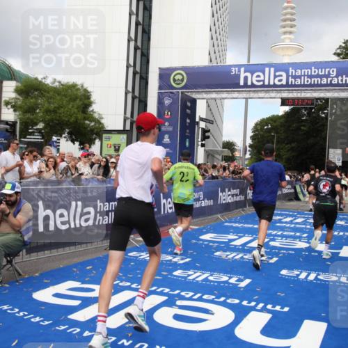 29.06.2025 - hella hamburg halbmarathon Michael Strokosch http://msf.ph/oto/8163394 29.06.2025 10:33:23 Ziel 1959, 4679, 7723, 9047, 14167, 16881, 17175, 18455 meine-sportfotos.de