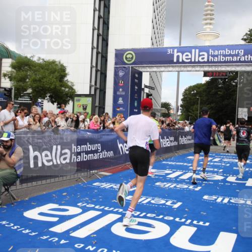 29.06.2025 - hella hamburg halbmarathon Michael Strokosch http://msf.ph/oto/8163408 29.06.2025 10:33:23 Ziel 1959, 4679, 7723, 9047, 14167, 16881, 17175, 18455 meine-sportfotos.de