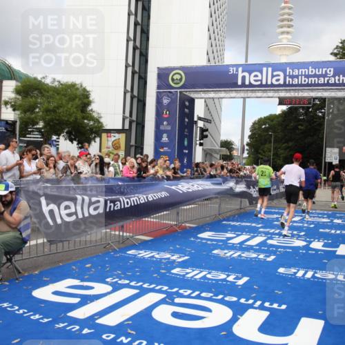 29.06.2025 - hella hamburg halbmarathon Michael Strokosch http://msf.ph/oto/8163485 29.06.2025 10:33:25 Ziel 1959, 4679, 7723, 9047, 16881, 17056, 17489, 18455 meine-sportfotos.de