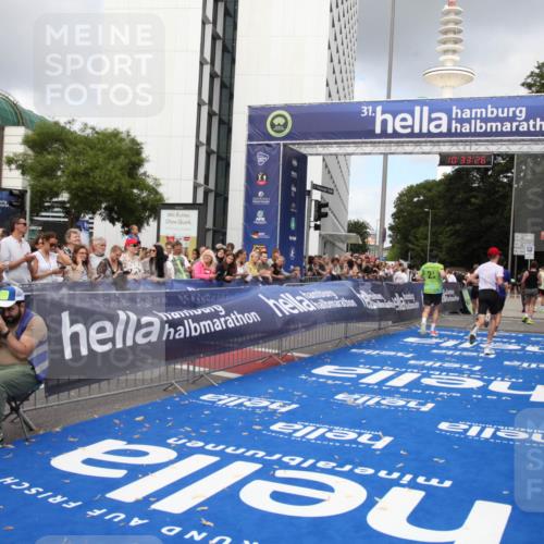 29.06.2025 - hella hamburg halbmarathon Michael Strokosch http://msf.ph/oto/8163513 29.06.2025 10:33:25 Ziel 1959, 4679, 7723, 9047, 16881, 17056, 17489, 18455 meine-sportfotos.de