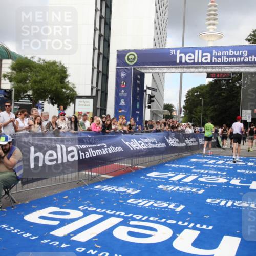 29.06.2025 - hella hamburg halbmarathon Michael Strokosch http://msf.ph/oto/8163539 29.06.2025 10:33:26 Ziel 1959, 4679, 7723, 8956, 16881, 17056, 17489 meine-sportfotos.de