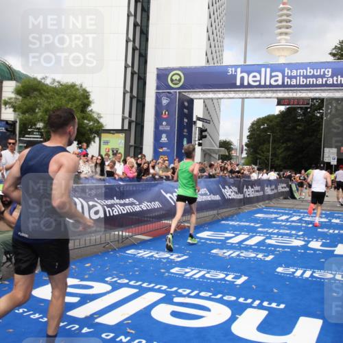 29.06.2025 - hella hamburg halbmarathon Michael Strokosch http://msf.ph/oto/8163615 29.06.2025 10:33:30 Ziel 4602, 8956, 15326, 16931, 17056, 17489, 18731 meine-sportfotos.de