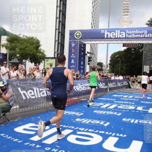 29.06.2025 - hella hamburg halbmarathon Michael Strokosch http://msf.ph/oto/8163626 29.06.2025 10:33:30 Ziel 4602, 8956, 15326, 16931, 17056, 17489, 18731 meine-sportfotos.de