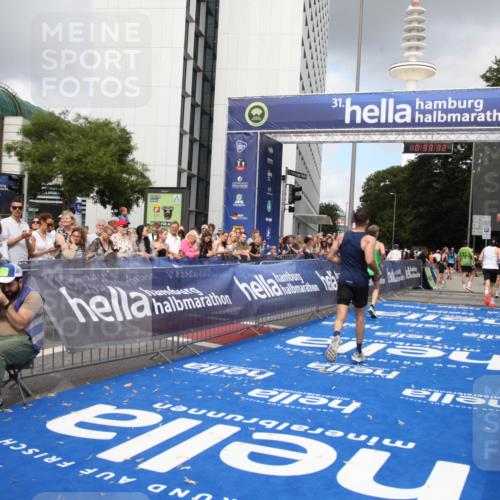 29.06.2025 - hella hamburg halbmarathon Michael Strokosch http://msf.ph/oto/8163652 29.06.2025 10:33:31 Ziel 4602, 8956, 15326, 16931, 17056, 17489, 18731 meine-sportfotos.de