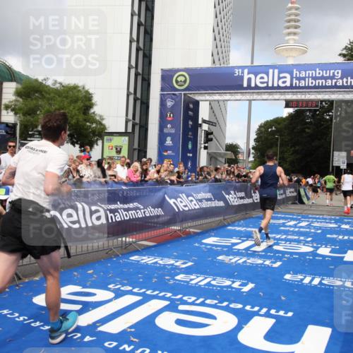 29.06.2025 - hella hamburg halbmarathon Michael Strokosch http://msf.ph/oto/8163662 29.06.2025 10:33:32 Ziel 4602, 8956, 15326, 16931, 17056, 17489, 18731 meine-sportfotos.de