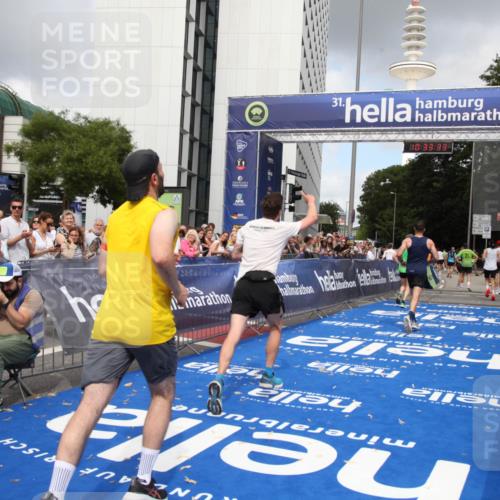 29.06.2025 - hella hamburg halbmarathon Michael Strokosch http://msf.ph/oto/8163673 29.06.2025 10:33:32 Ziel 4602, 8956, 15326, 16931, 17056, 17489, 18731 meine-sportfotos.de