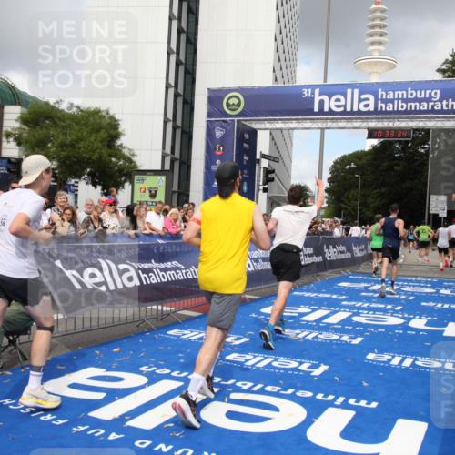 29.06.2025 - hella hamburg halbmarathon Michael Strokosch http://msf.ph/oto/8163687 29.06.2025 10:33:33 Ziel 4602, 8956, 15326, 16931, 17056, 17489, 18731, 18854 meine-sportfotos.de