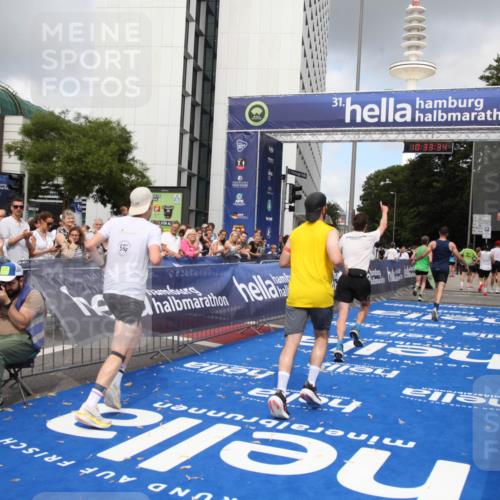 29.06.2025 - hella hamburg halbmarathon Michael Strokosch http://msf.ph/oto/8163691 29.06.2025 10:33:33 Ziel 4602, 8956, 15326, 16931, 17056, 17489, 18731, 18854 meine-sportfotos.de