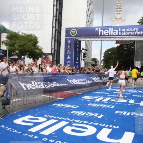 29.06.2025 - hella hamburg halbmarathon Michael Strokosch http://msf.ph/oto/8163785 29.06.2025 10:33:36 Ziel 1053, 4602, 8312, 15326, 16931, 18731, 18854 meine-sportfotos.de