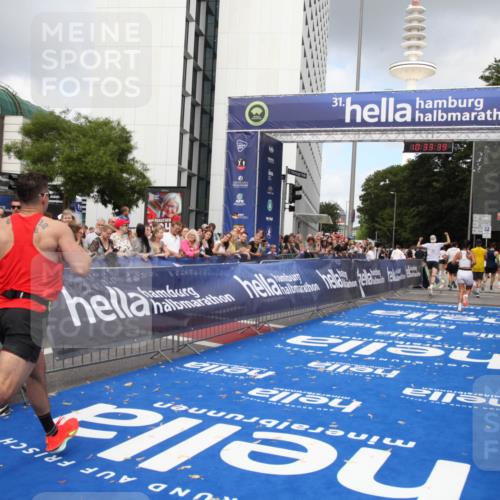 29.06.2025 - hella hamburg halbmarathon Michael Strokosch http://msf.ph/oto/8163859 29.06.2025 10:33:38 Ziel 1053, 2836, 8312, 14975, 15326, 16931, 17191, 18854 meine-sportfotos.de