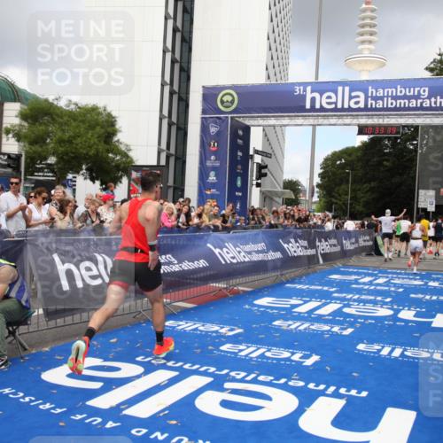 29.06.2025 - hella hamburg halbmarathon Michael Strokosch http://msf.ph/oto/8163867 29.06.2025 10:33:38 Ziel 1053, 2836, 8312, 14975, 15326, 16931, 17191, 18854 meine-sportfotos.de