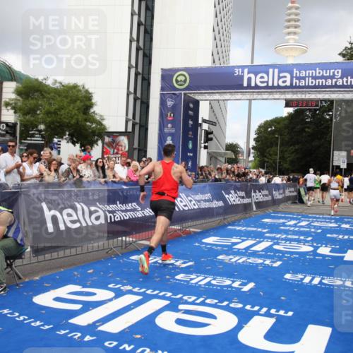29.06.2025 - hella hamburg halbmarathon Michael Strokosch http://msf.ph/oto/8163882 29.06.2025 10:33:38 Ziel 1053, 2836, 8312, 14975, 15326, 16931, 17191, 18854 meine-sportfotos.de
