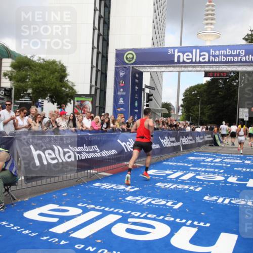 29.06.2025 - hella hamburg halbmarathon Michael Strokosch http://msf.ph/oto/8163902 29.06.2025 10:33:39 Ziel 1053, 1396, 2836, 8312, 12595, 14975, 16931, 17191, 18854 meine-sportfotos.de