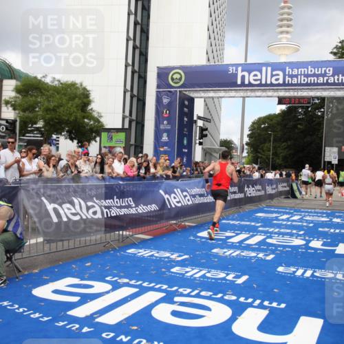 29.06.2025 - hella hamburg halbmarathon Michael Strokosch http://msf.ph/oto/8163914 29.06.2025 10:33:39 Ziel 1053, 1396, 2836, 8312, 12595, 14975, 16931, 17191, 18854 meine-sportfotos.de