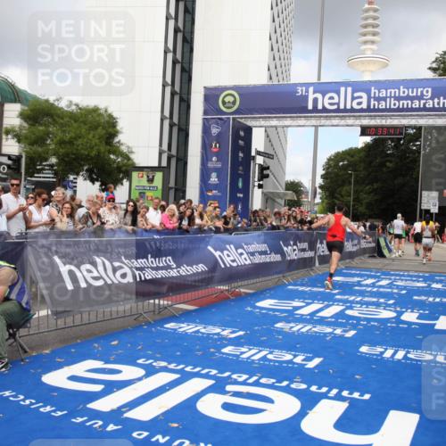 29.06.2025 - hella hamburg halbmarathon Michael Strokosch http://msf.ph/oto/8163941 29.06.2025 10:33:40 Ziel 1053, 1396, 2836, 8312, 12595, 14975, 17191, 18854 meine-sportfotos.de
