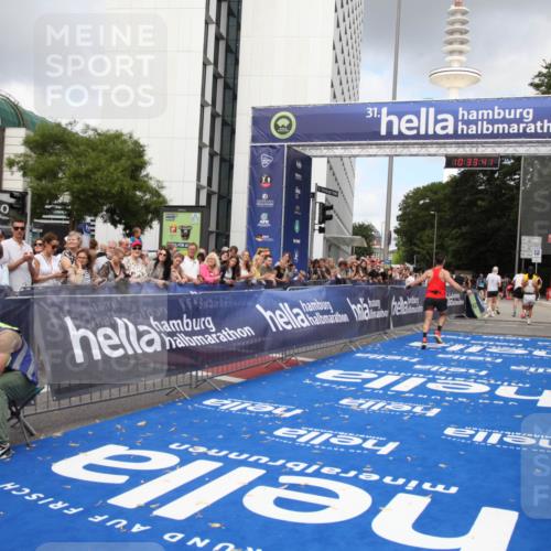 29.06.2025 - hella hamburg halbmarathon Michael Strokosch http://msf.ph/oto/8163959 29.06.2025 10:33:40 Ziel 1053, 1396, 2836, 8312, 12595, 14975, 17191, 18854 meine-sportfotos.de