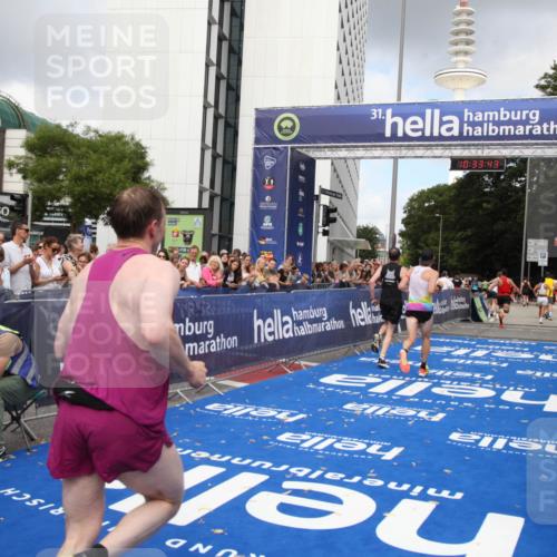 29.06.2025 - hella hamburg halbmarathon Michael Strokosch http://msf.ph/oto/8164001 29.06.2025 10:33:42 Ziel 1053, 1396, 2836, 8312, 12595, 14975, 16755, 17191, 18854 meine-sportfotos.de