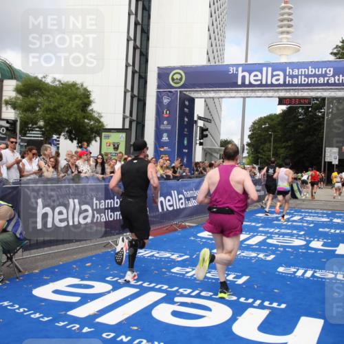 29.06.2025 - hella hamburg halbmarathon Michael Strokosch http://msf.ph/oto/8164024 29.06.2025 10:33:43 Ziel 1053, 1396, 2836, 8312, 12595, 14975, 16755, 17191 meine-sportfotos.de