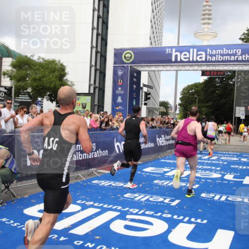29.06.2025 - hella hamburg halbmarathon Michael Strokosch http://msf.ph/oto/8164033 29.06.2025 10:33:43 Ziel 1053, 1396, 2836, 8312, 12595, 14975, 16755, 17191 meine-sportfotos.de