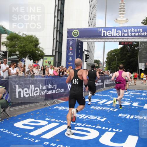 29.06.2025 - hella hamburg halbmarathon Michael Strokosch http://msf.ph/oto/8164041 29.06.2025 10:33:43 Ziel 1053, 1396, 2836, 8312, 12595, 14975, 16755, 17191 meine-sportfotos.de
