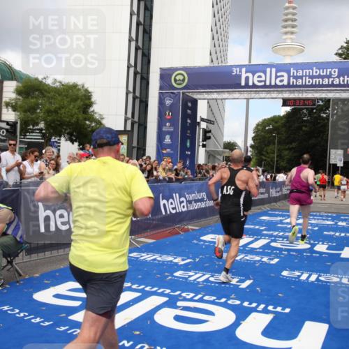 29.06.2025 - hella hamburg halbmarathon Michael Strokosch http://msf.ph/oto/8164048 29.06.2025 10:33:44 Ziel 1053, 1396, 2836, 8312, 12595, 14975, 16755, 17191 meine-sportfotos.de