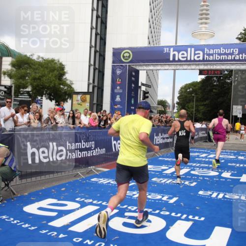 29.06.2025 - hella hamburg halbmarathon Michael Strokosch http://msf.ph/oto/8164054 29.06.2025 10:33:44 Ziel 1053, 1396, 2836, 8312, 12595, 14975, 16755, 17191 meine-sportfotos.de