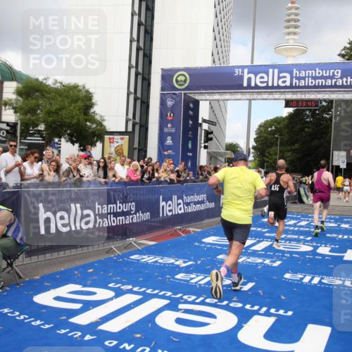29.06.2025 - hella hamburg halbmarathon Michael Strokosch http://msf.ph/oto/8164069 29.06.2025 10:33:44 Ziel 1053, 1396, 2836, 8312, 12595, 14975, 16755, 17191 meine-sportfotos.de