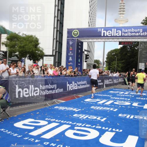 29.06.2025 - hella hamburg halbmarathon Michael Strokosch http://msf.ph/oto/8164138 29.06.2025 10:33:46 Ziel 1396, 2746, 2836, 4246, 5193, 12595, 14975, 16755, 17191 meine-sportfotos.de