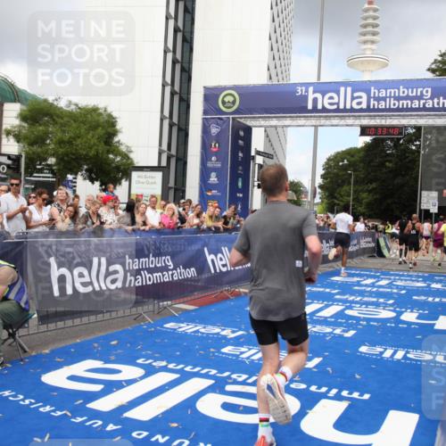 29.06.2025 - hella hamburg halbmarathon Michael Strokosch http://msf.ph/oto/8164185 29.06.2025 10:33:47 Ziel 1396, 2228, 2746, 2836, 4246, 5193, 12595, 14975, 16755, 17191 meine-sportfotos.de