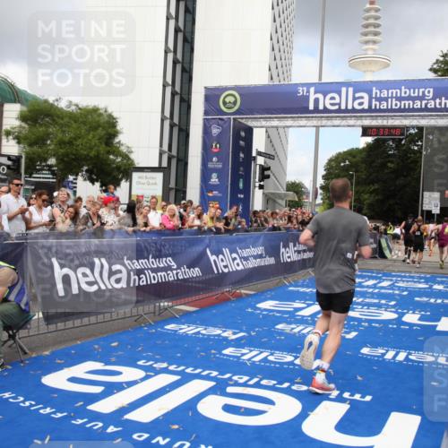 29.06.2025 - hella hamburg halbmarathon Michael Strokosch http://msf.ph/oto/8164200 29.06.2025 10:33:47 Ziel 1396, 2228, 2746, 2836, 4246, 5193, 12595, 14975, 16755, 17191 meine-sportfotos.de
