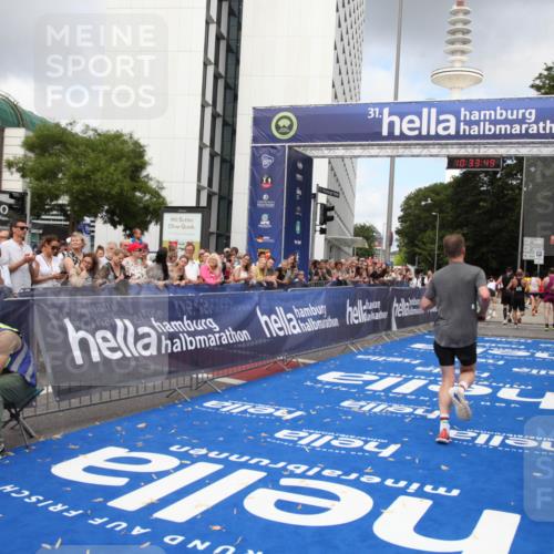 29.06.2025 - hella hamburg halbmarathon Michael Strokosch http://msf.ph/oto/8164210 29.06.2025 10:33:48 Ziel 1396, 1743, 2228, 2243, 2746, 4246, 5193, 12595, 13771, 14310, 14466, 16755 meine-sportfotos.de