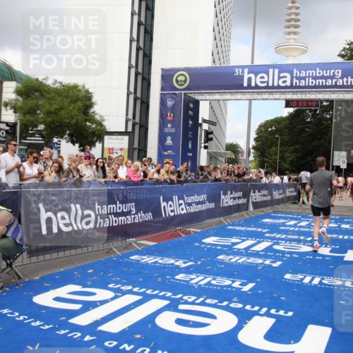 29.06.2025 - hella hamburg halbmarathon Michael Strokosch http://msf.ph/oto/8164227 29.06.2025 10:33:48 Ziel 1396, 1743, 2228, 2243, 2746, 4246, 5193, 12595, 13771, 14310, 14466, 16755 meine-sportfotos.de