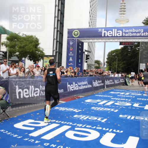29.06.2025 - hella hamburg halbmarathon Michael Strokosch http://msf.ph/oto/8164239 29.06.2025 10:33:49 Ziel 1743, 2228, 2243, 2746, 4246, 5193, 13771, 14310, 14466, 16243, 16755 meine-sportfotos.de